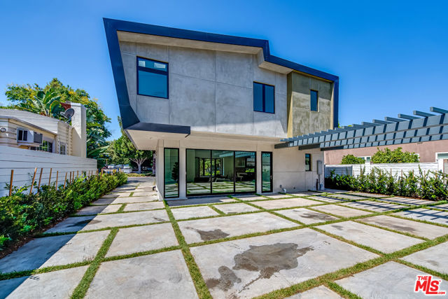 370 N San Vicente Boulevard, West Hollywood CA: https://media.crmls.org/mediaz/b46f77b1-7389-42a6-ba00-84ea45f9c559.jpg