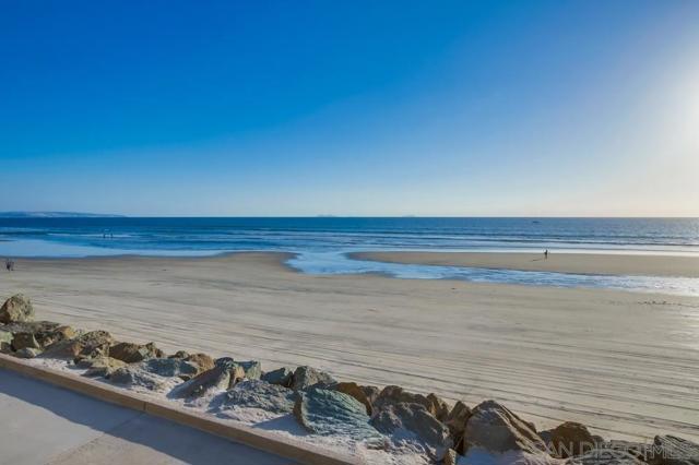 1750 Avenida Del Mundo, Coronado CA: https://media.crmls.org/mediaz/b470ae70-677b-475e-ace0-bbc5b0ea0209.jpg