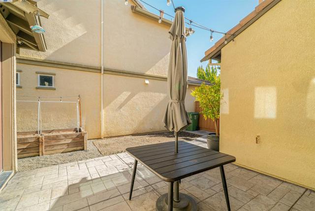 215 W Santa Cruz Way, Mountain House CA: https://media.crmls.org/mediaz/b470e1a3-3bd4-4c13-9c60-3414242861d4.jpg