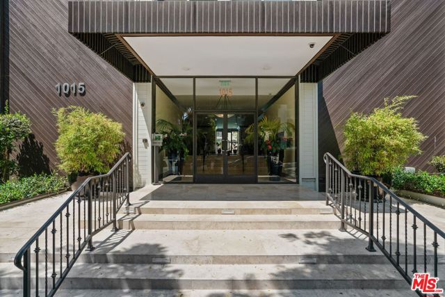 1015 N Kings Road, West Hollywood CA: https://media.crmls.org/mediaz/b471088f-79fe-4efb-9ddd-5d842c92d33f.jpg