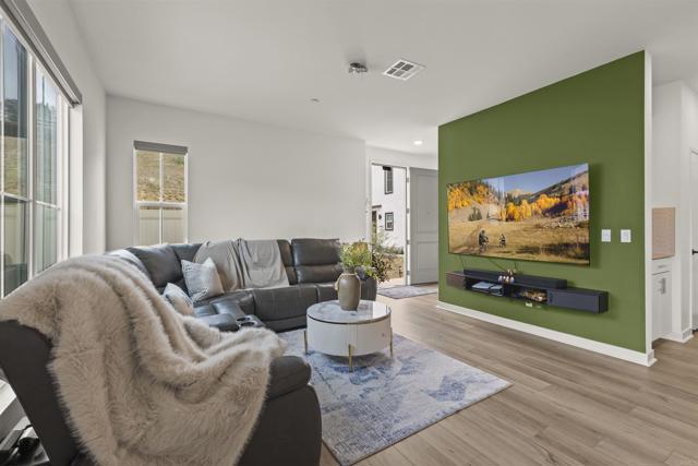 Detail Gallery Image 4 of 18 For 35228 Tuft Place, Fallbrook,  CA 92028 - 3 Beds | 2/1 Baths