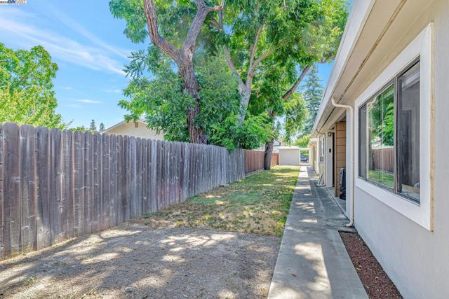 4655 Augustine St, Pleasanton CA: https://media.crmls.org/mediaz/b471632d-f53c-43c4-83e6-92d173ea8476.jpg