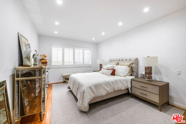 1015 N Kings Road, West Hollywood CA: https://media.crmls.org/mediaz/b472217b-e639-4be8-ac83-921c9cec9f1a.jpg