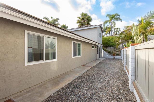 4772 Gateshead Road, Carlsbad CA: https://media.crmls.org/mediaz/b47223ce-a8cf-47e2-85a5-92a07fec5e7c.jpg