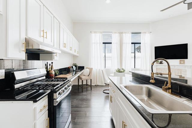 4652 Don Lorenzo Dr, Los Angeles CA: https://media.crmls.org/mediaz/b4724abb-3f1f-43ac-9297-c3c8d1fb636a.jpg