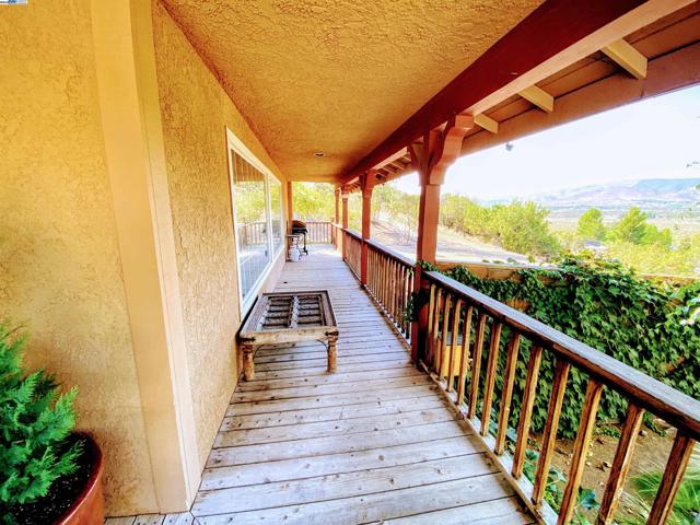 31733 Lake Meadow Rd, Acton CA: https://media.crmls.org/mediaz/b4728a23-c87e-4dc1-a923-9ff91c717b21.jpg