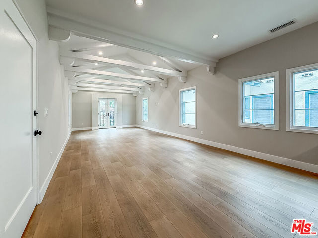 150 N Arnaz Drive, Beverly Hills CA: https://media.crmls.org/mediaz/b472e135-a906-4ba6-ab64-ab7f9b8ad38f.jpg