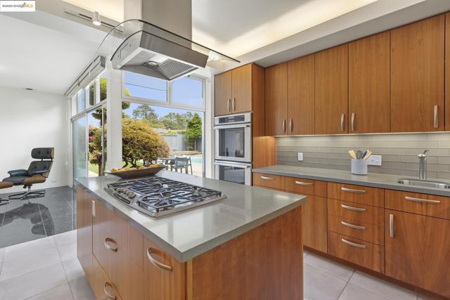 7145 View Ave, El Cerrito CA: https://media.crmls.org/mediaz/b473783b-6816-4b85-92fb-0fabc0ab5019.jpg