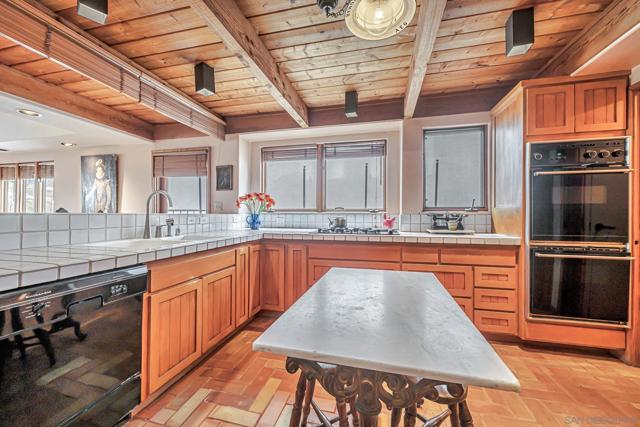 2210 Avenida De La Playa, La Jolla CA: https://media.crmls.org/mediaz/b474c081-80d9-44eb-a49d-da89a8a568bd.jpg
