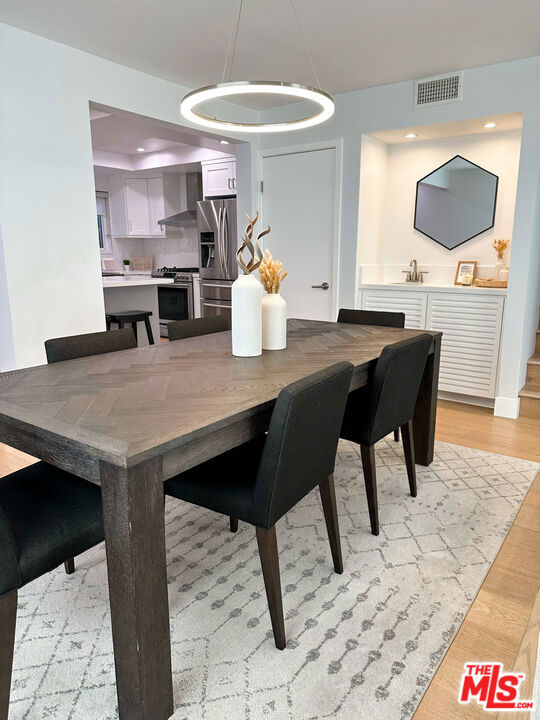 910 19th Street, Santa Monica CA: https://media.crmls.org/mediaz/b47582ae-0223-4f12-ad07-c9a2db7fa4ca.jpg