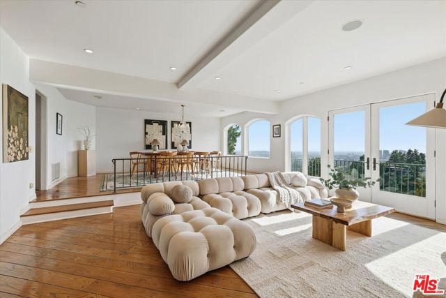 1284 Lago Vista Drive, Beverly Hills CA: https://media.crmls.org/mediaz/b4768f92-f21a-48ce-b9b0-0a463bc2b56c.jpg