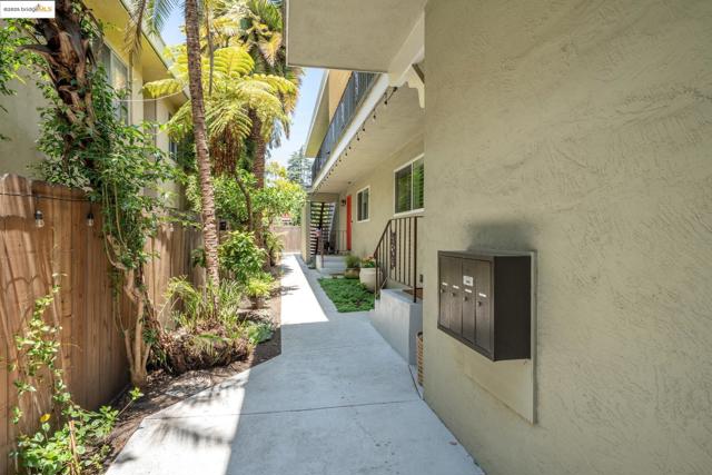 2028 Damuth St, Oakland CA: https://media.crmls.org/mediaz/b476e2d4-2bdb-455a-8995-1cab342961ec.jpg