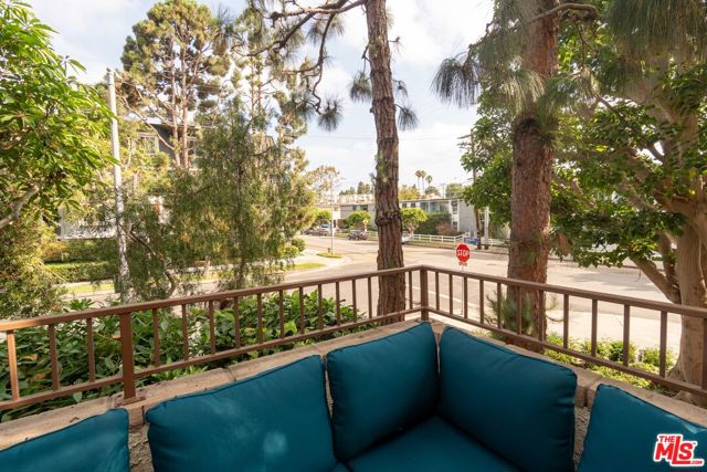 8110 Manitoba Street, Playa del Rey CA: https://media.crmls.org/mediaz/b4782068-321c-4145-a175-57f280896bc3.jpg