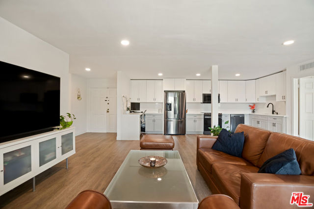 5215 Balboa Boulevard, Encino CA: https://media.crmls.org/mediaz/b47845e7-efa6-4e14-aa5a-4e800fac9b94.jpg