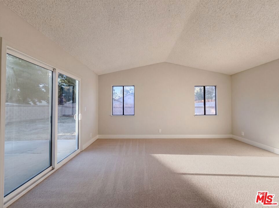 https://media.crmls.org/mediaz/b478c45d-7bd8-4d10-984f-79be9fc67ede.jpg?preset=X-Large