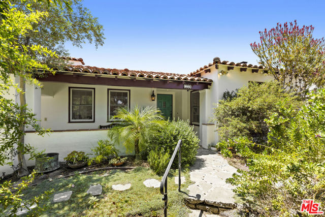 1335 S Sierra Bonita Avenue, Los Angeles CA: https://media.crmls.org/mediaz/b4791a71-45a8-40d6-87b1-caa8304333d2.jpg