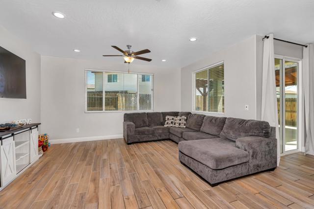 2040 Edwards Street, Los Banos CA: https://media.crmls.org/mediaz/b4792756-124f-4591-a340-64efe4b0bc56.jpg
