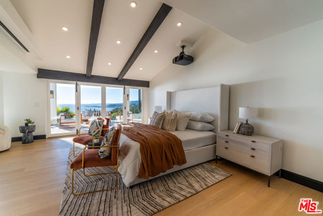 21607 Rambla Vista, Malibu CA: https://media.crmls.org/mediaz/b4794517-bea2-427b-89f1-9491d051896a.jpg