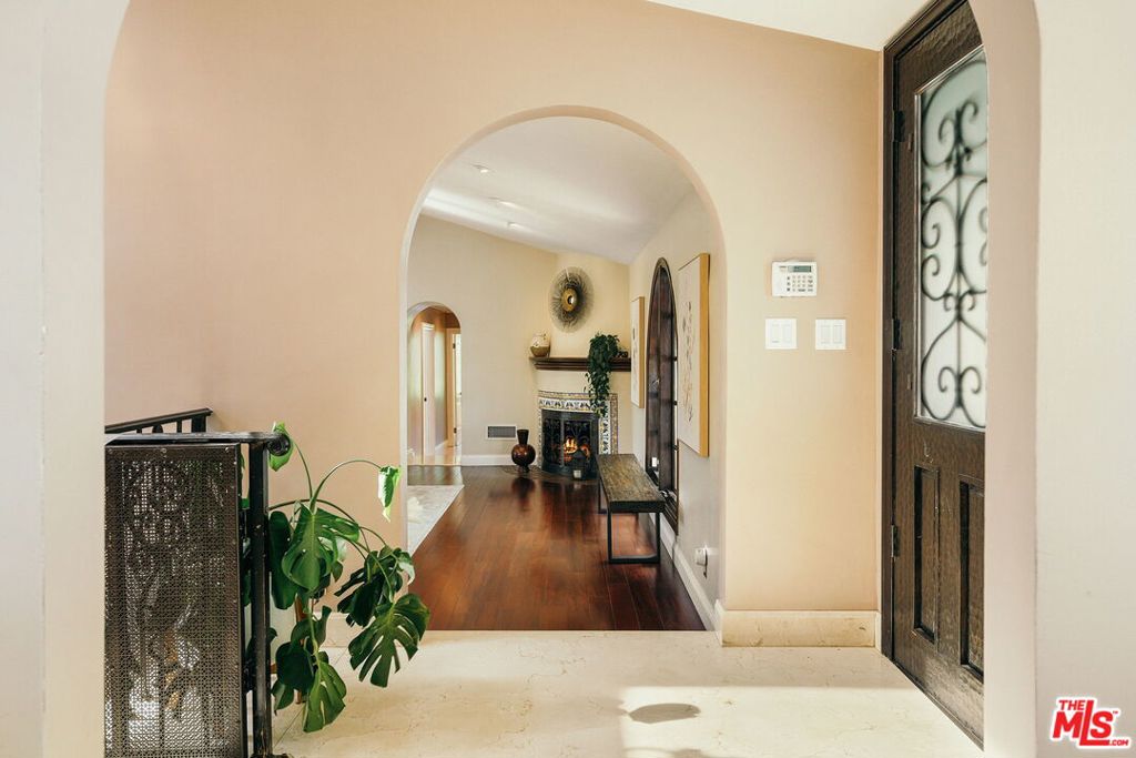 https://media.crmls.org/mediaz/b479659c-2b2b-4309-b098-5ff69cc0fdbe.jpg?preset=X-Large