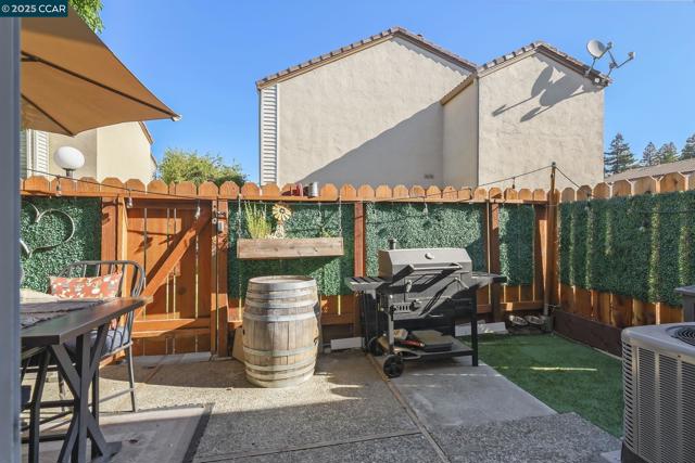 1435 Bel Air Dr, Concord CA: https://media.crmls.org/mediaz/b47a61c7-a310-4a5d-916a-e365f73e150f.jpg