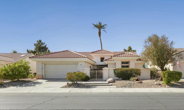 38129 Grand Oaks Avenue Avenue, Palm Desert CA: https://media.crmls.org/mediaz/b47aab40-89a0-4b1b-8510-8728d2449fbc.jpg
