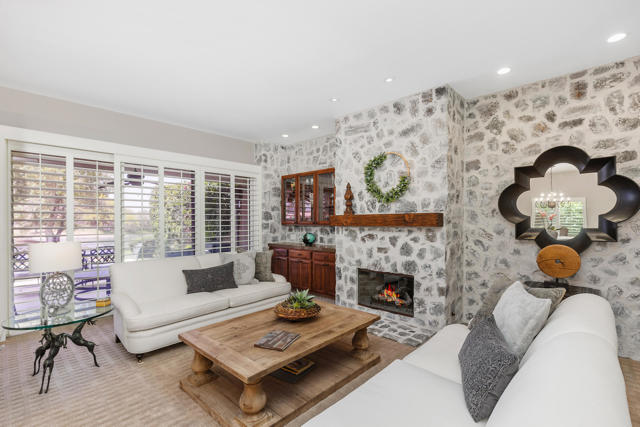 27 Oak Tree Drive, Rancho Mirage CA: https://media.crmls.org/mediaz/b47b8b42-7996-4437-b6d3-6bb5e33f4974.jpg