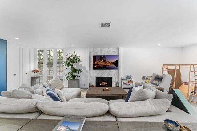 2315 Avenida De La Playa, La Jolla CA: https://media.crmls.org/mediaz/b47d1891-c7ad-4e33-a970-584b4b1d1679.jpg