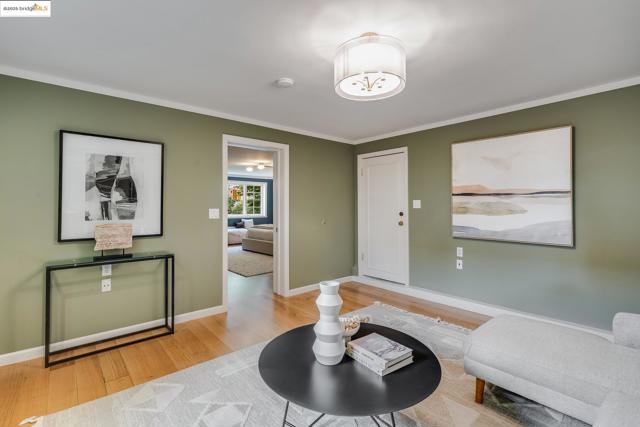 2 Humphrey Place, Oakland CA: https://media.crmls.org/mediaz/b47de465-17fd-4d0c-b00f-82d79285c2d9.jpg