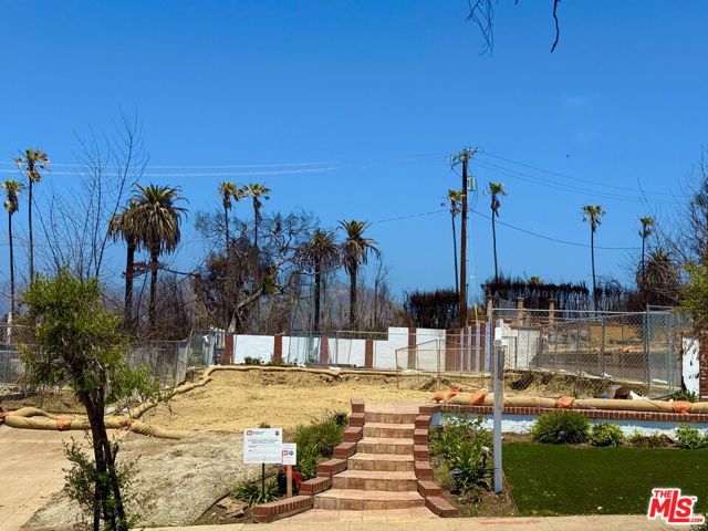 333 Lombard Avenue, Pacific Palisades CA: https://media.crmls.org/mediaz/b47e19fa-6f43-4e28-afda-2d6e5ea24a5c.jpg