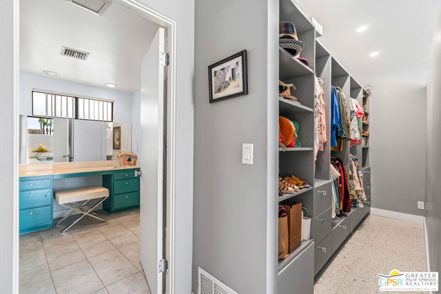 1404 E Sierra Way, Palm Springs CA: https://media.crmls.org/mediaz/b47e3ea5-329a-4afd-9d62-0fec1ccb15d7.jpg