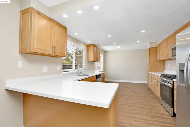 2086 Oakridge Ln, Pittsburg CA: https://media.crmls.org/mediaz/b47ef5a2-3055-45b9-be1c-e9b1c64e316f.jpg