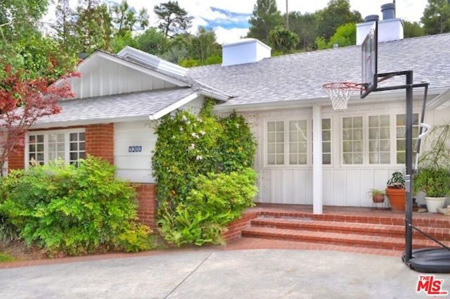 4031 Hollyline Avenue, Sherman Oaks CA: https://media.crmls.org/mediaz/b4802942-8eb1-4d30-825a-4ae8b800e76b.jpg