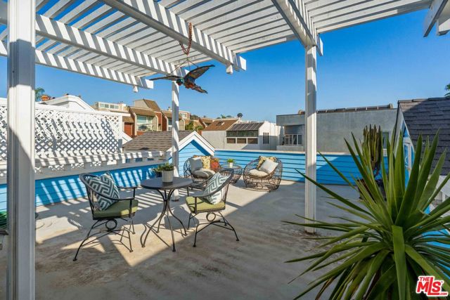 134 Roma Court, Marina del Rey CA: https://media.crmls.org/mediaz/b48080d7-aa13-48ce-bb55-35519e7aa103.jpg