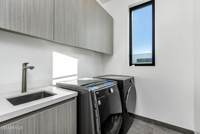 829 Flower Avenue, Venice CA: https://media.crmls.org/mediaz/b4809e3c-ba44-4ad3-86be-79549ba7579e.jpg