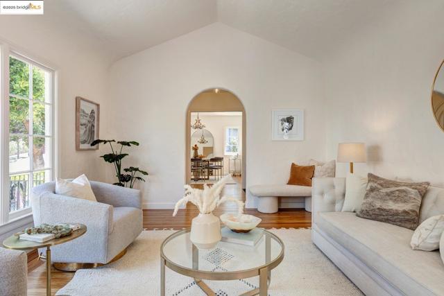 6753 Manor Crest, Oakland CA: https://media.crmls.org/mediaz/b480f23a-0550-409d-9444-c7de474bfca5.jpg