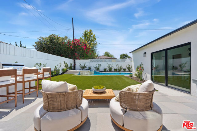 4949 Sancola Avenue, Toluca Lake CA: https://media.crmls.org/mediaz/b481fa68-0f95-4833-aeae-a7bab69eb1e6.jpg