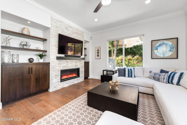 976 Blackbourne, Oak Park CA: https://media.crmls.org/mediaz/b482015a-cb9d-496c-b75e-ed60b2d096cf.jpg