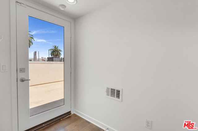 5633 Observation Lane, Los Angeles CA: https://media.crmls.org/mediaz/b482611e-0ee1-4352-9426-3987a65094f1.jpg
