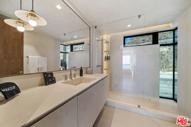 18954 Pacific Coast Highway, Malibu CA: https://media.crmls.org/mediaz/b4826613-6083-4fa1-9203-5c79da0e26a0.jpg