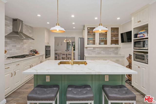 521 S Parish Place, Burbank CA: https://media.crmls.org/mediaz/b482c931-9438-4202-a1d1-c5934e075926.jpg