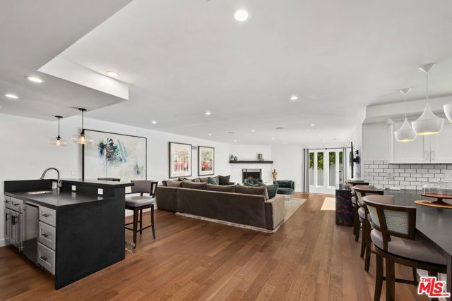 400 Chautauqua Boulevard, Pacific Palisades CA: https://media.crmls.org/mediaz/b4832605-7926-476b-ae57-4751acf5757b.jpg
