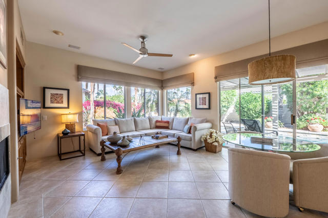 12 Via Elegante, Rancho Mirage CA: https://media.crmls.org/mediaz/b48327ac-2969-47bd-8c05-b3f20fd3dda9.jpg