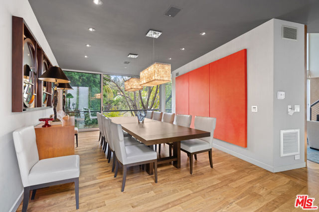 2207 Bowmont Drive, Beverly Hills CA: https://media.crmls.org/mediaz/b48334e7-fc47-43c0-a0d0-caea8c51ef73.jpg