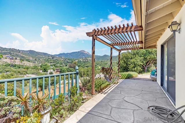 3176 Via Viejas, Alpine CA: https://media.crmls.org/mediaz/b4834109-a4eb-41cd-b015-4158130f55fd.jpg