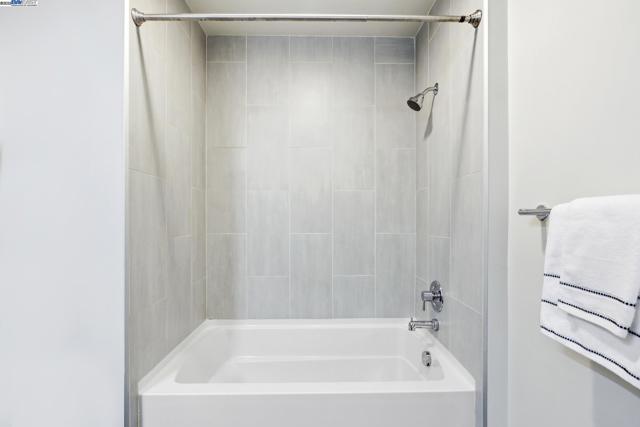 311 2nd St, Oakland CA: https://media.crmls.org/mediaz/b4854465-b84c-4d88-b4c3-f96d4aec7cf9.jpg