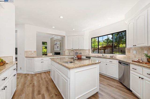 942 Finovino Ct, Pleasanton CA: https://media.crmls.org/mediaz/b4860a96-738e-4367-b2b5-8fe23b85f087.jpg