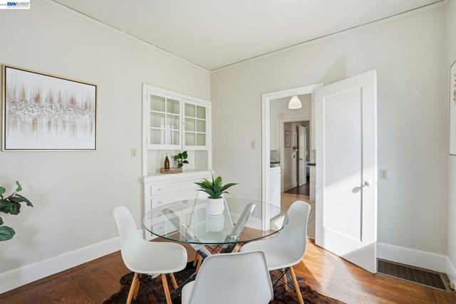 1424 Hampel St, Oakland CA: https://media.crmls.org/mediaz/b4869e76-9884-4589-92ee-d0605cdc3bf7.jpg