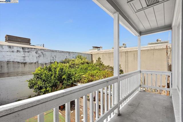 1539 International Blvd, Oakland CA: https://media.crmls.org/mediaz/b486e5a3-4e19-4376-8f8a-0bdc6f856e4d.jpg