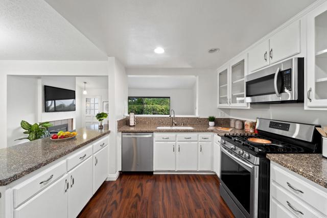 Detail Gallery Image 8 of 29 For 3652 Carmel View Rd, San Diego,  CA 92130 - 3 Beds | 2/1 Baths