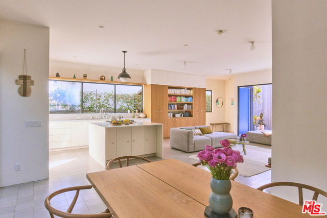 906 Superba Avenue, Venice CA: https://media.crmls.org/mediaz/b48755df-1f8b-49ff-94d0-8766148575e2.jpg